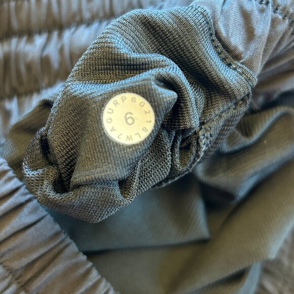 Lululemon Women's Hotty Hot High-Rise Lined Short 2.5" Black Size 6 - Picture 9 of 15